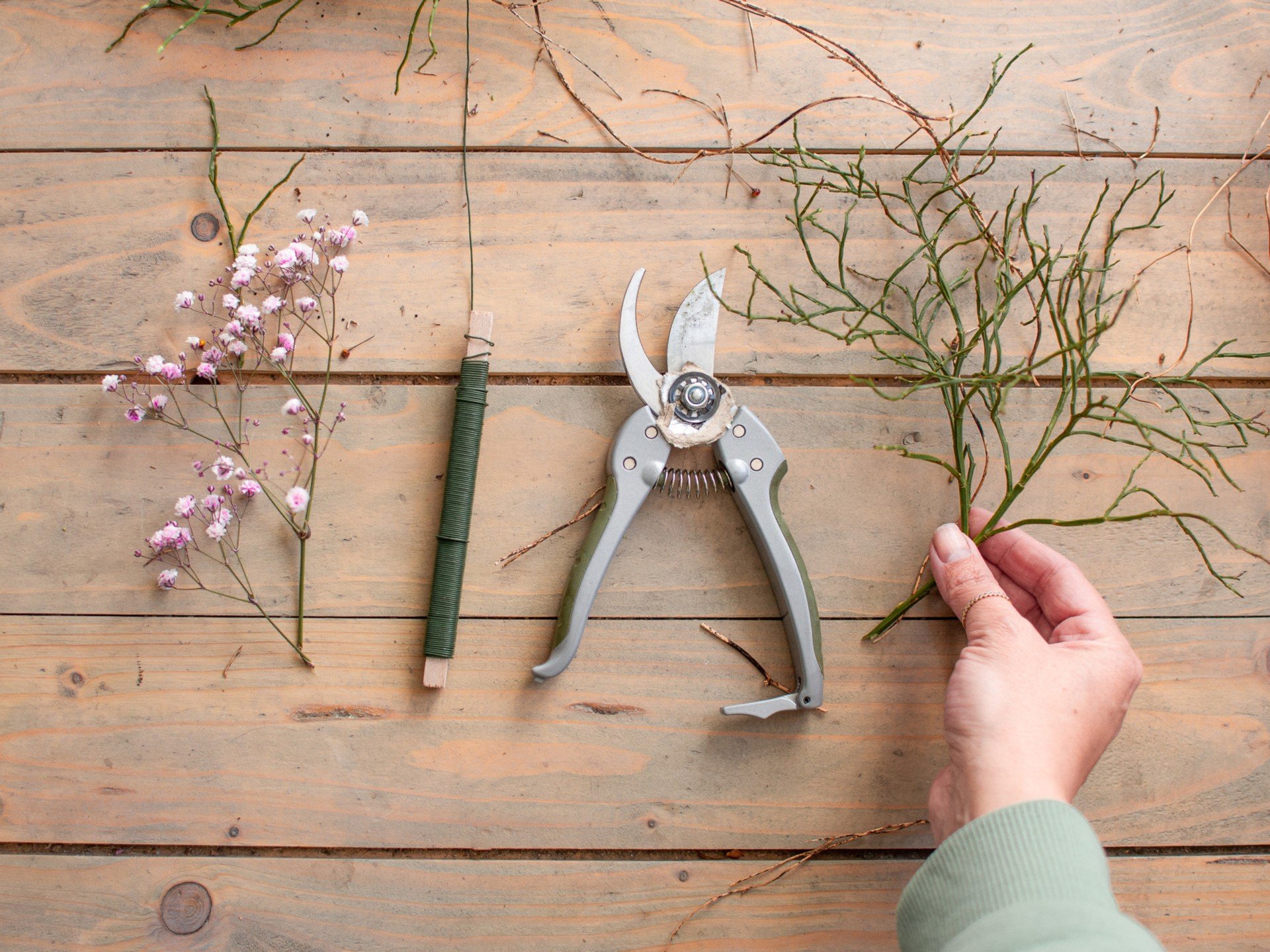Pentru a crea o coroniță de primăvară ai nevoie de câteva unelte și accesorii