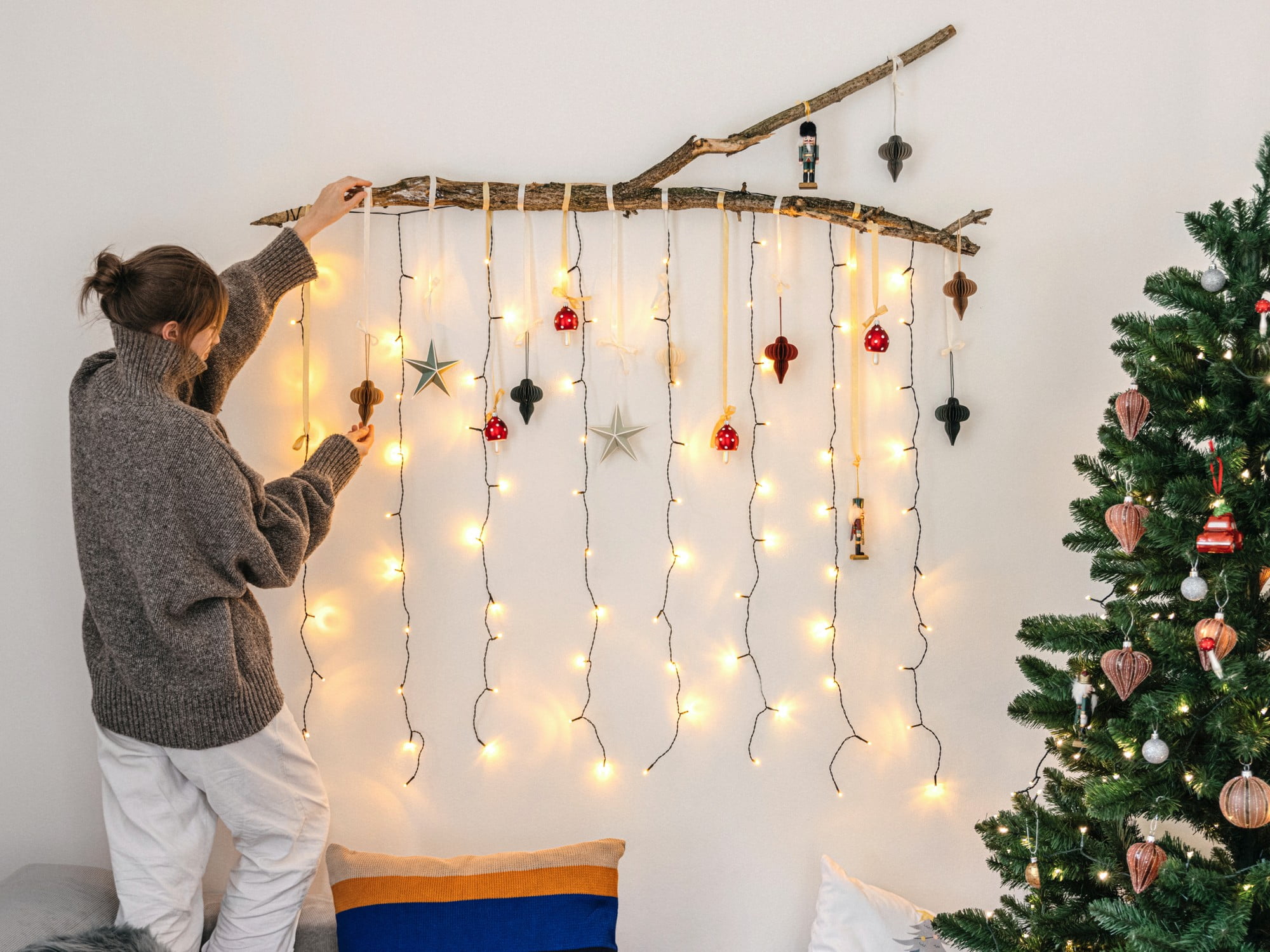Tot ce ai nevoie pentru un decor de Crăciun spectaculos este o creangă, câteva ornamente și luminițe.