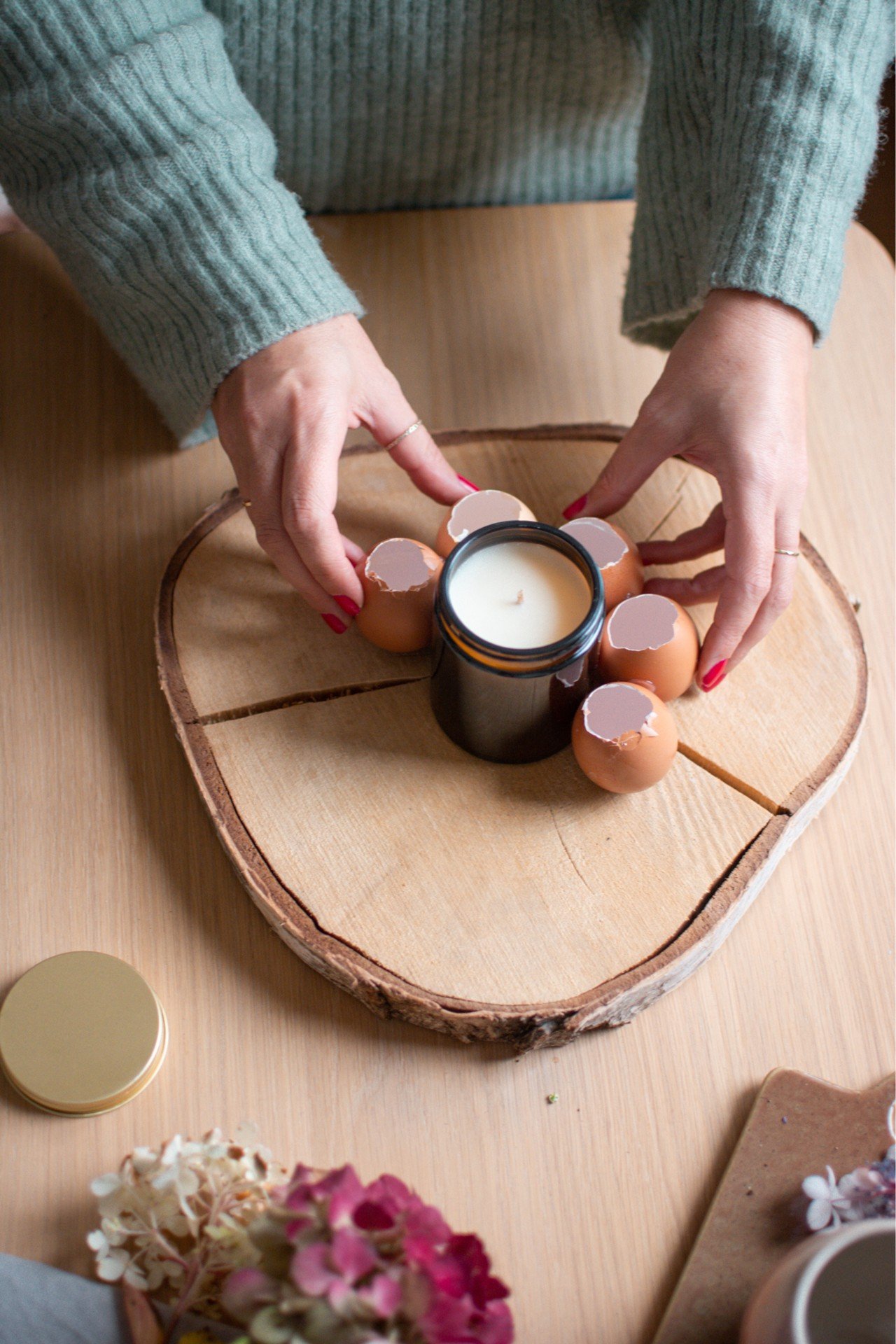 Pentru a crea o decorațiune de Paști, folosește coji de ouă și lipește-le într-un cerc.