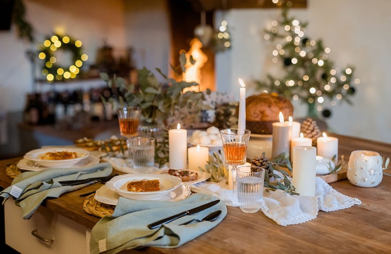 Masa de Crăciun aranjată în stil rustic