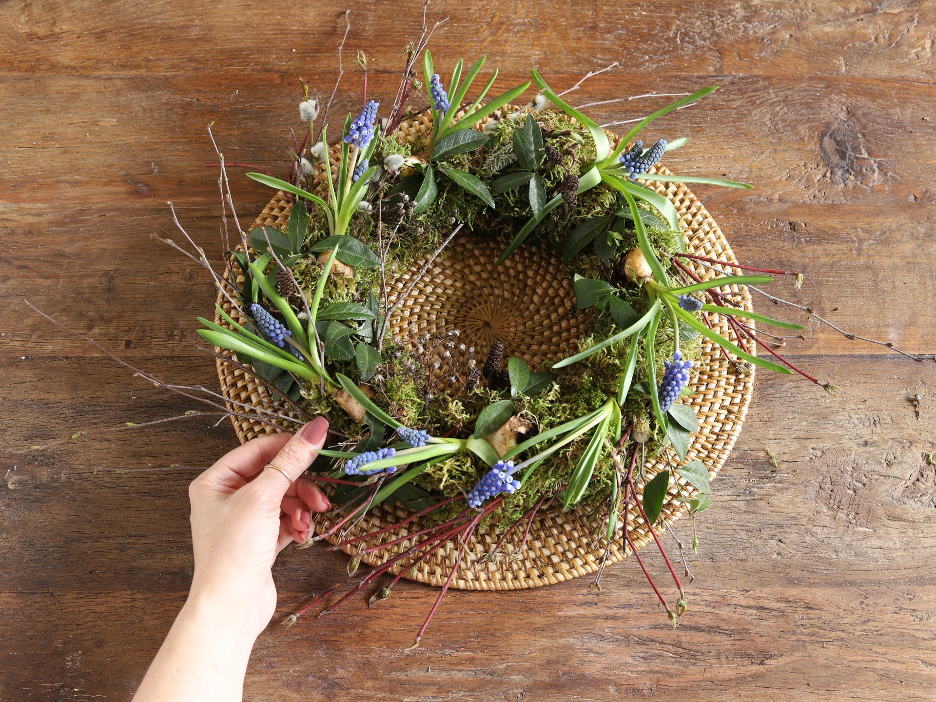 Coroniță de primăvară pentru masă din lichieni și bulbi