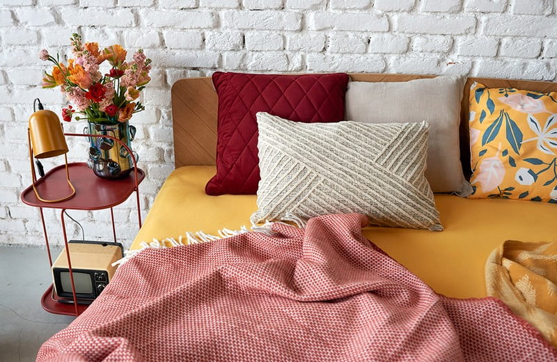 Cum să combini articolele textile, cu diferite culori și modele, în dormitor