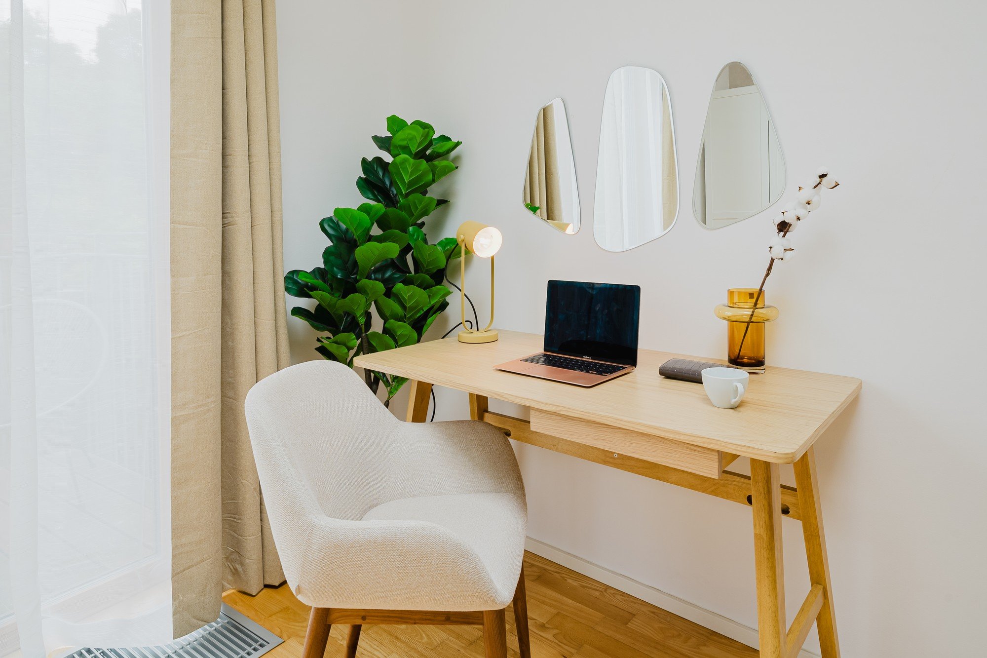 În dormitorul mai mare a încăput și biroul.