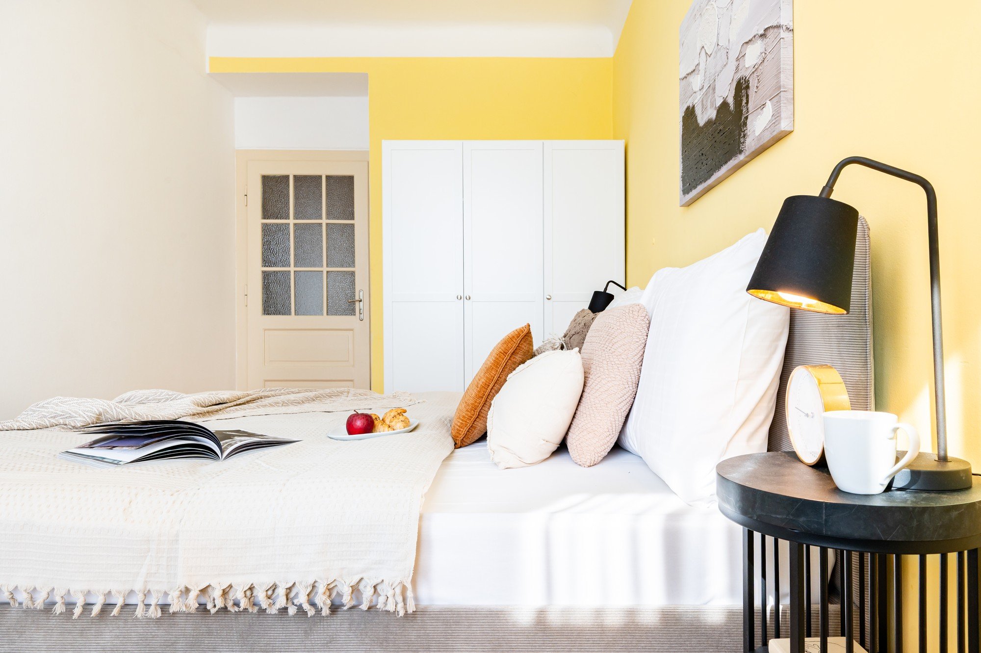 DUPĂ: Dormitorul este acum un spațiu armonios, mai confortabil și mai luminos.