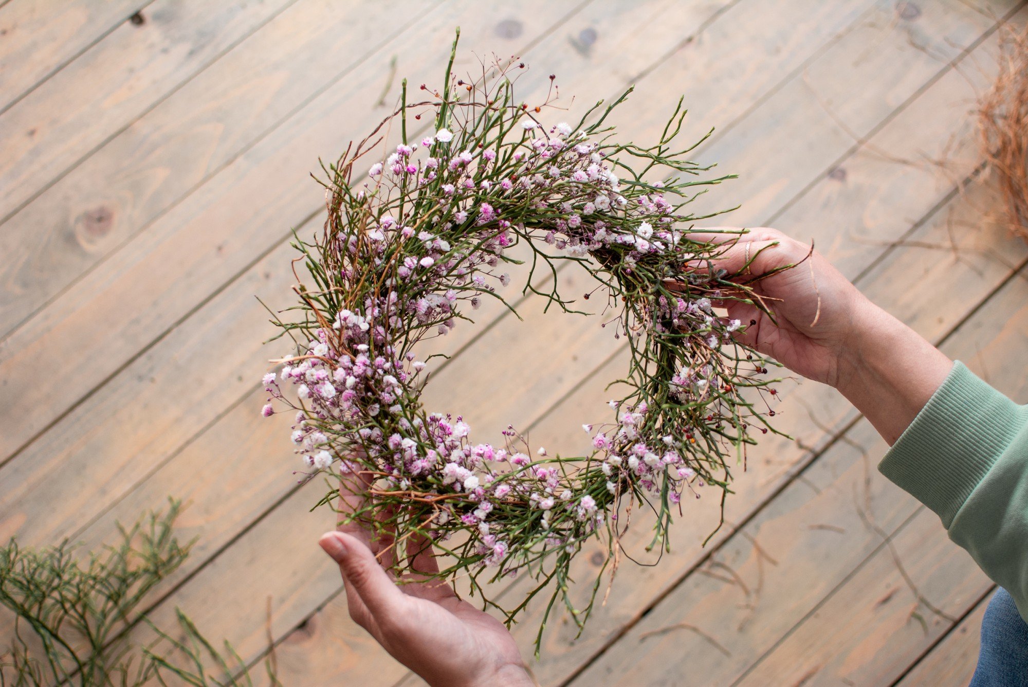 Coroniță de primăvară din crenguțe de afine și floarea miresei uscată