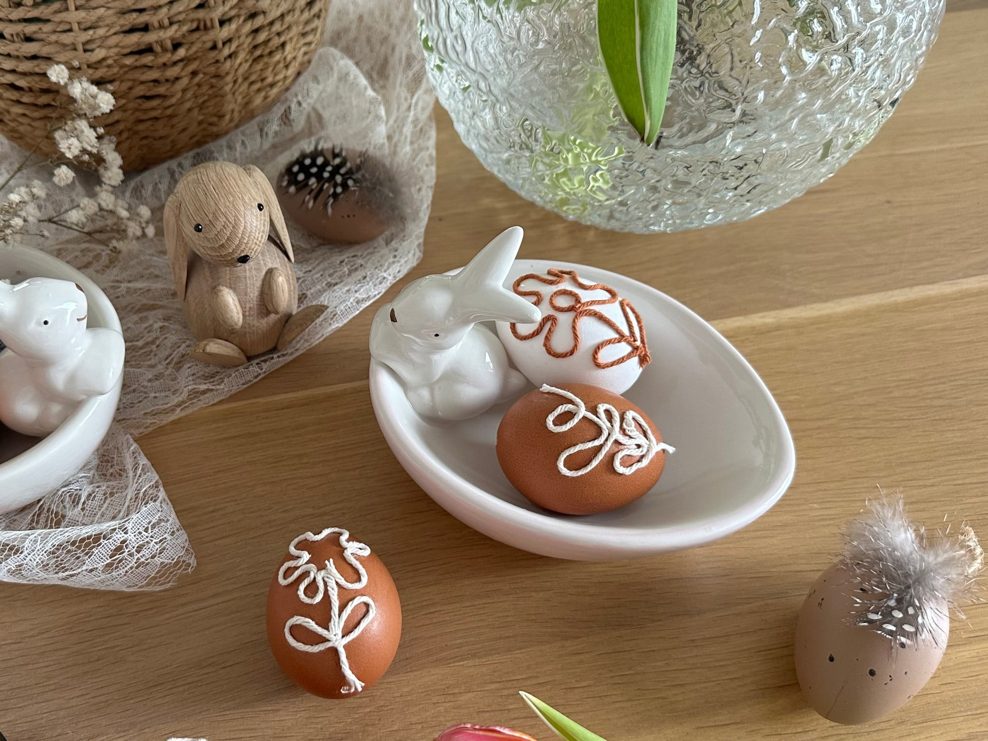 Ouă decorate cu fire din bumbac colorat