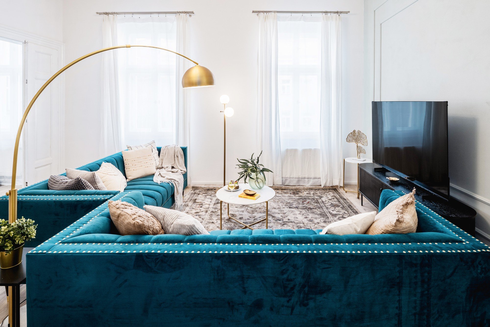 Accentele aurii și accesoriile alese cu grijă au conferit spațiului interior o notă subtilă de glamour, fără a fi ostentativ. Rezultatul este un living elegant, confortabil și plăcut pentru activitățile zilnice.