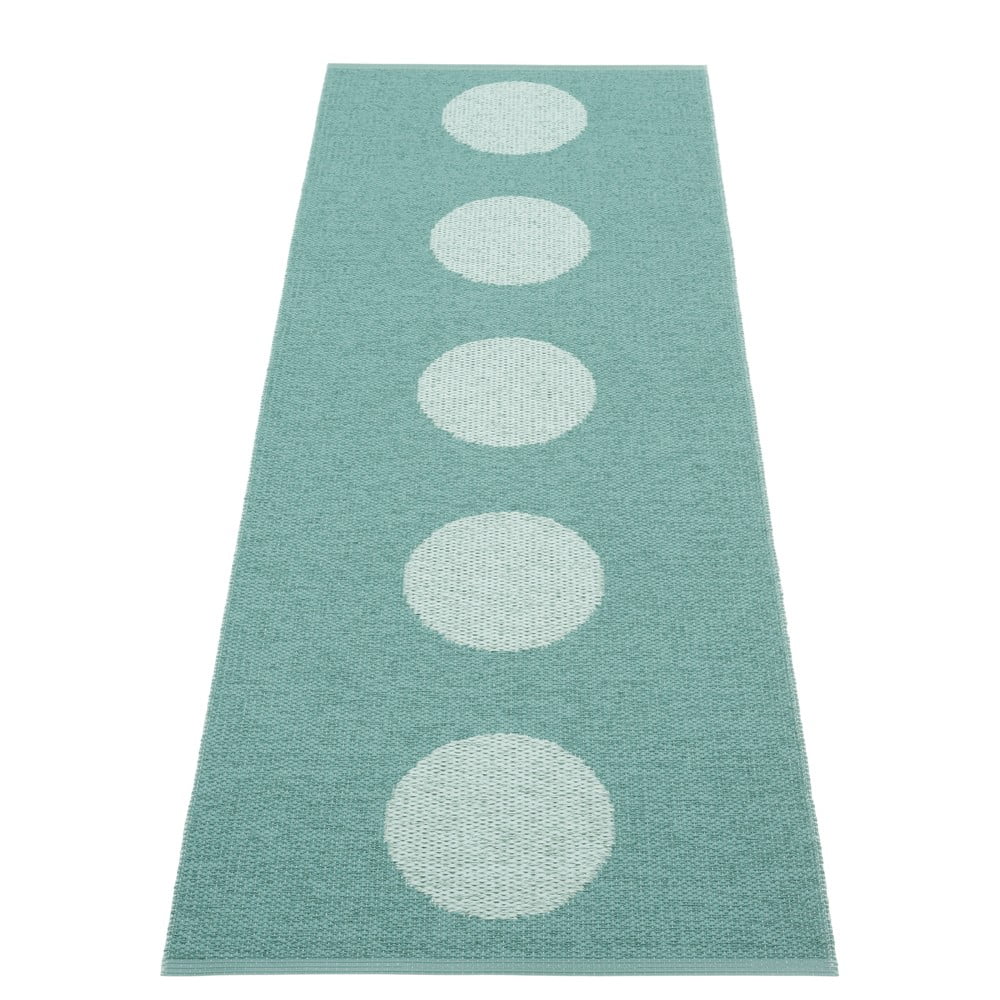 Covor tip traversă pentru interior și exterior turcoaz 70x200 cm Vera Pop Jade – Pappelina