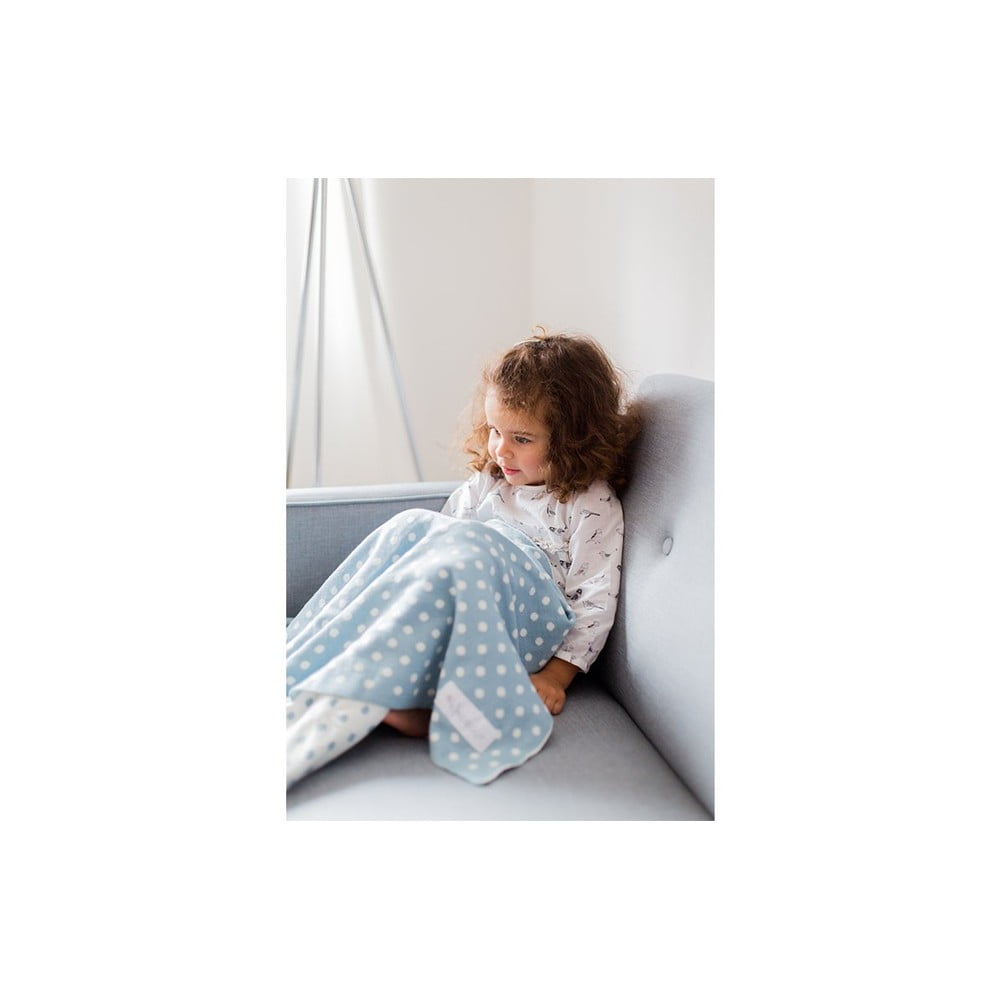 Pătură din bumbac pentru copii Kindsgut Dots, 80 x 100 cm, albastru-alb 100 imagine noua somnexpo.ro